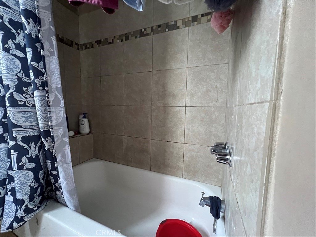 6812 S Hoover Property Photo 14