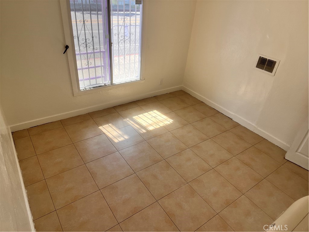 6812 S Hoover Property Photo 23