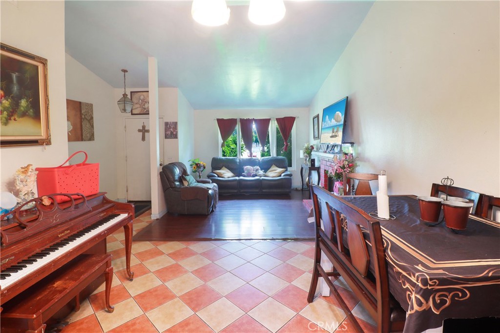 5242 La Salle Property Photo 6