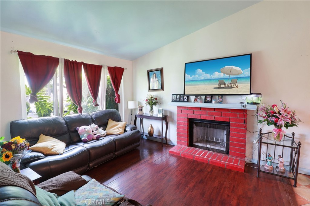 5242 La Salle Property Photo 7