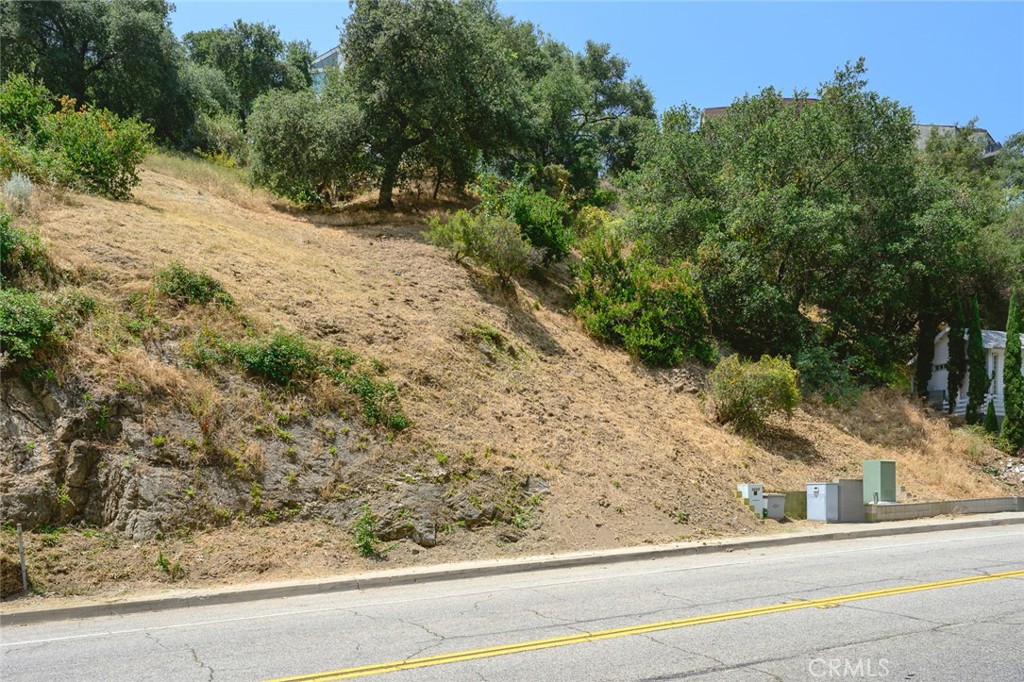 2589 E Chevy Chase Drive Property Photo 2