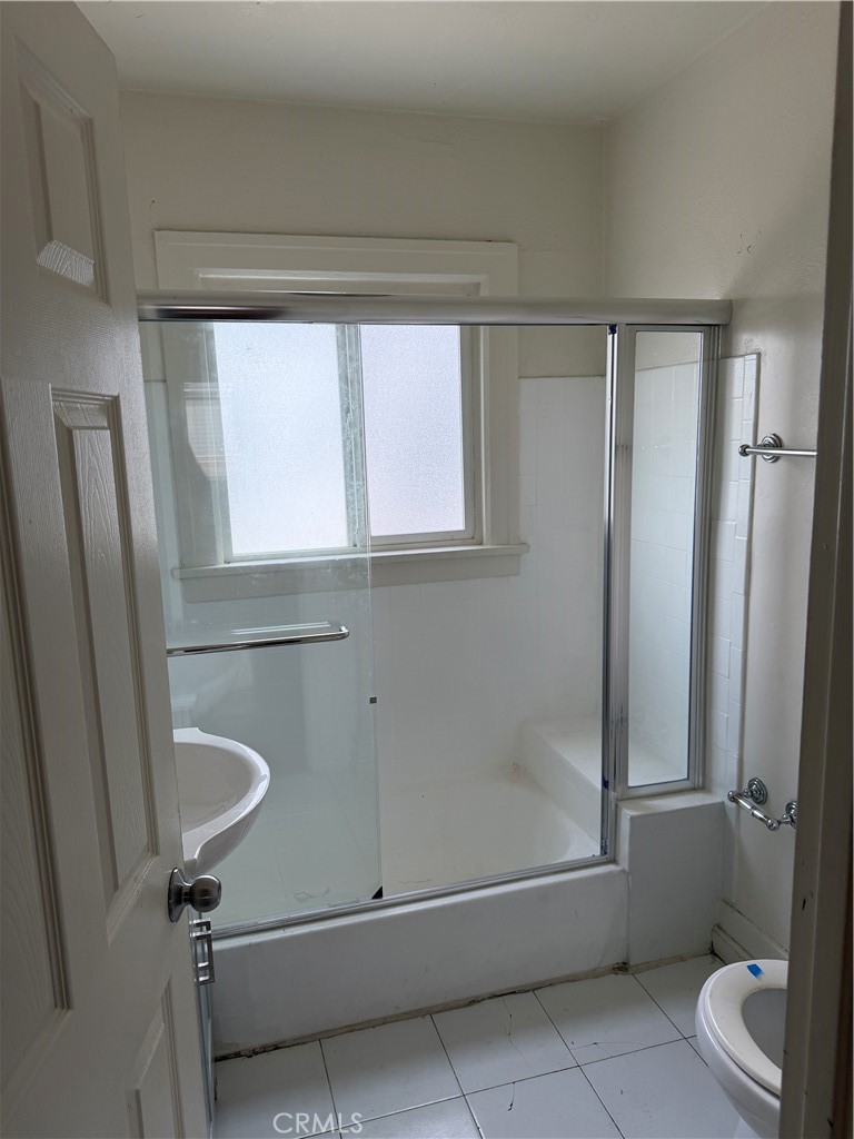 1017 W 73rd Property Photo 3