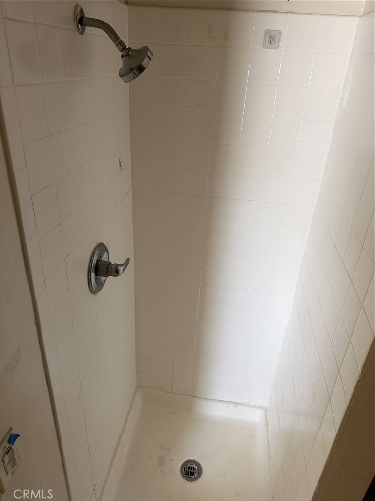 1017 W 73rd Property Photo 6