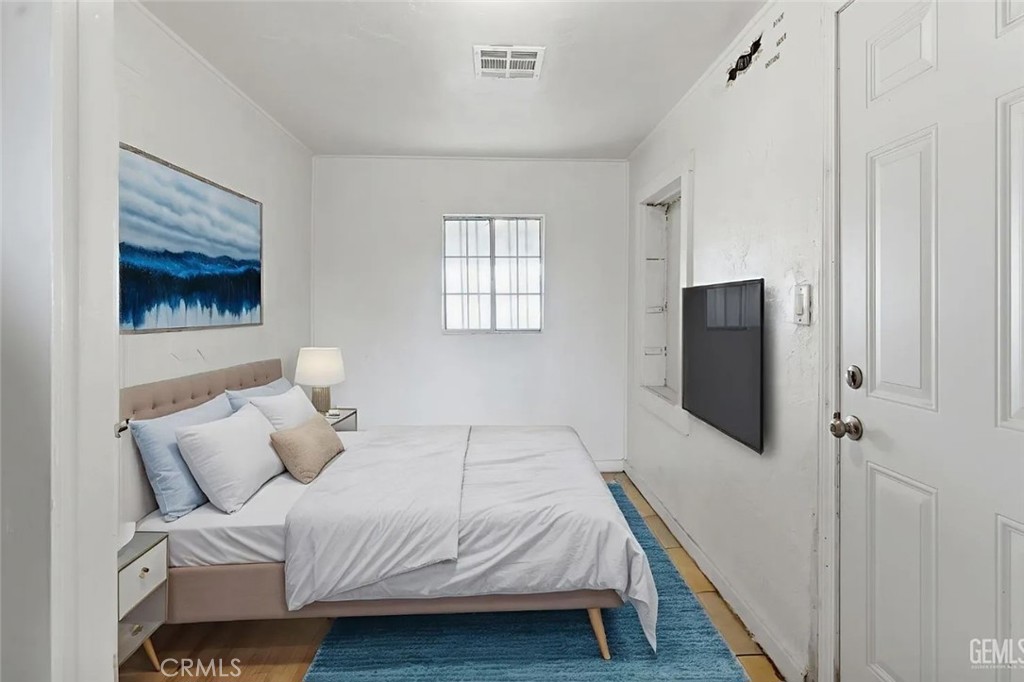 2403 S I Property Photo 4
