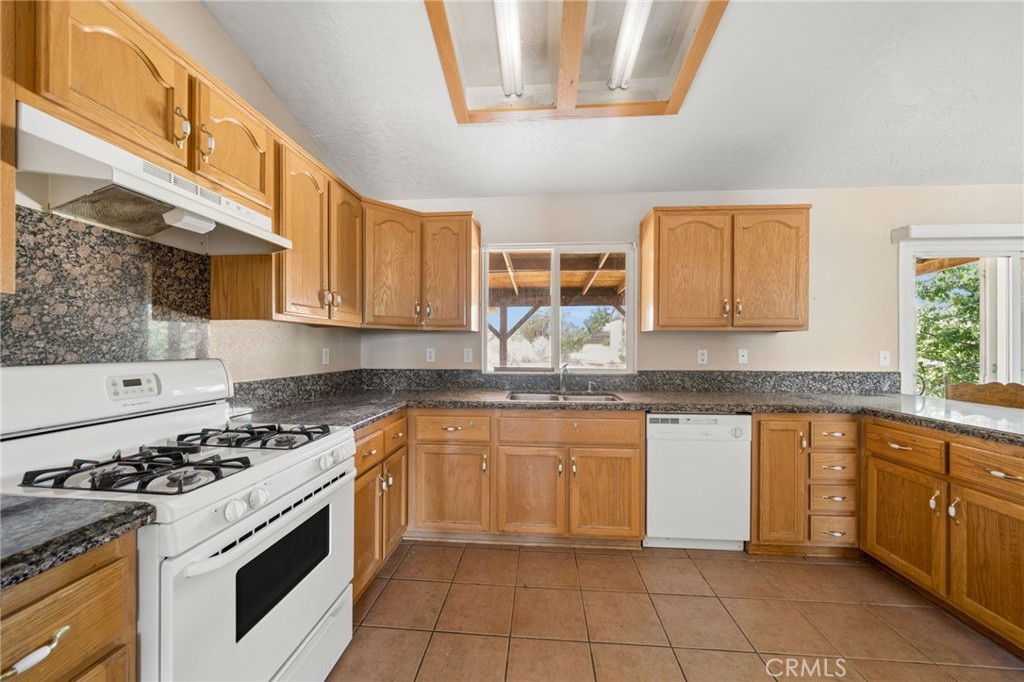 11906 Apatite Avenue Property Photo 26