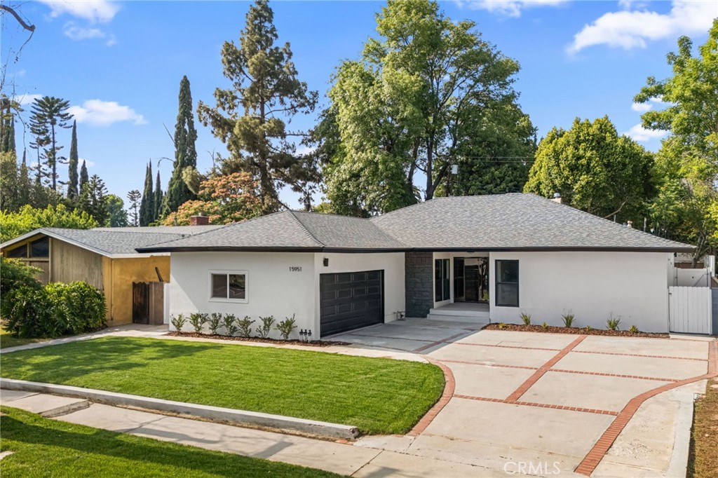 15951 Bahama Property Photo 1