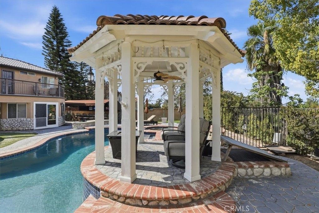 1210 Versailles Property Photo 4
