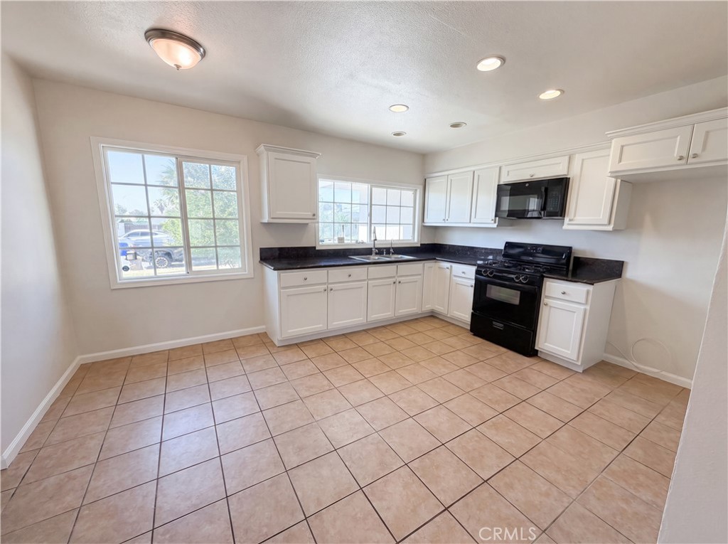 322 E Mariposa Property Photo 6