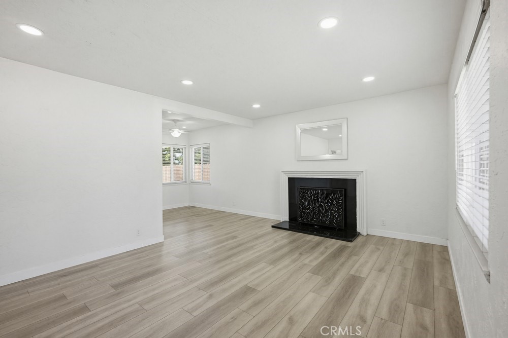 9805 Devon Street Property Photo 6