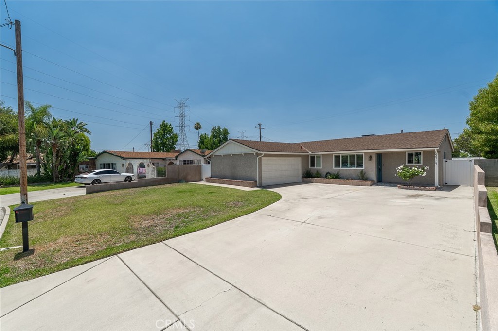 5717 N Hanlin Property Photo 3