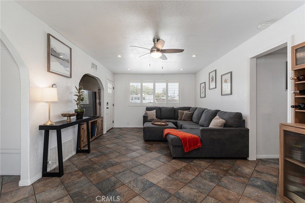 5717 N Hanlin Property Photo 9