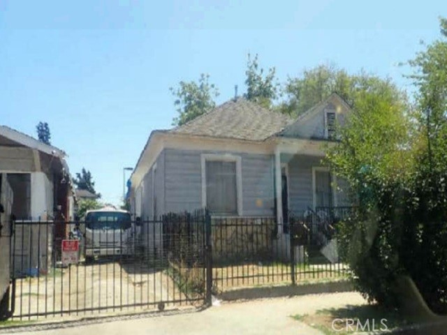 908 E 49th Place Property Photo 3