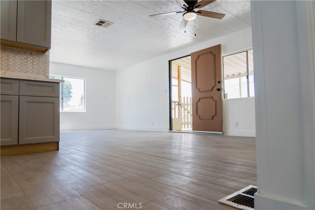 995 Pomona 33 Property Photo 4