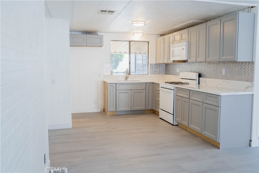 995 Pomona 33 Property Photo 6