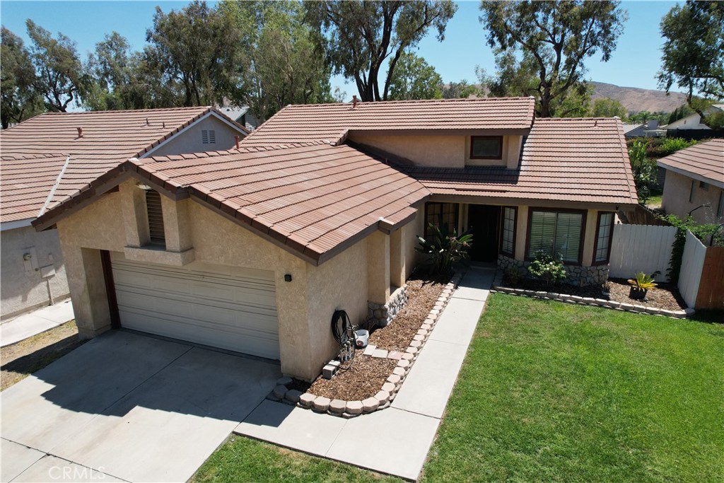 1369 Reservoir Property Photo 3