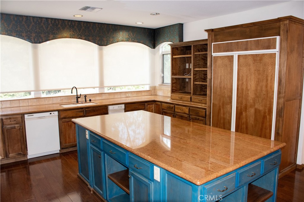 1632 Halsey Street Property Photo 16