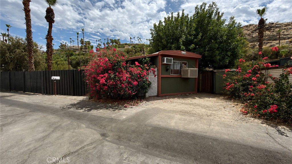 27 Jupiter St Property Photo 2