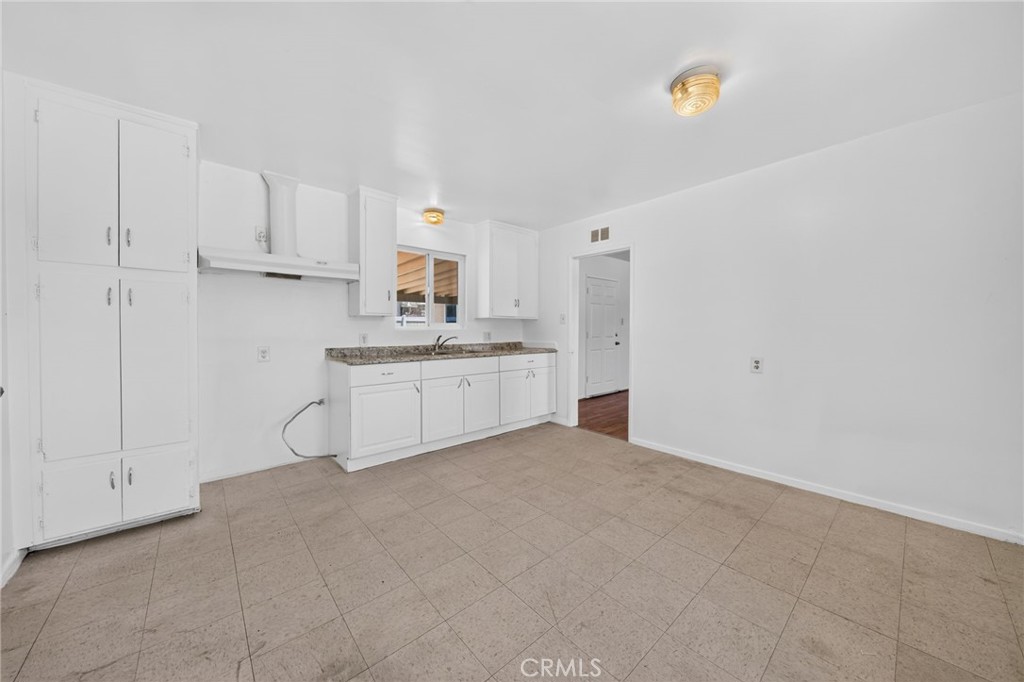 2438 W 7th Property Photo 8
