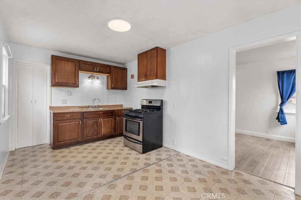 924 S Broadway Property Photo 4