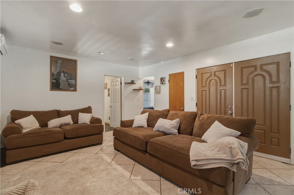 910 W George Property Photo 16