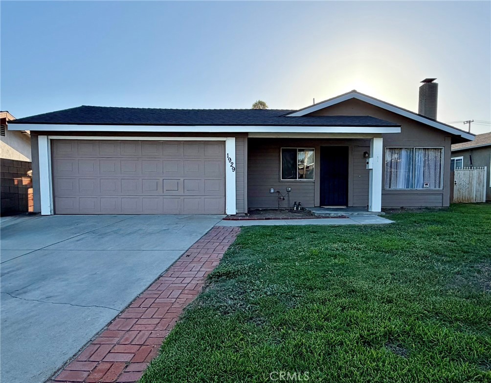 1929 Lynda Lane Property Photo 1