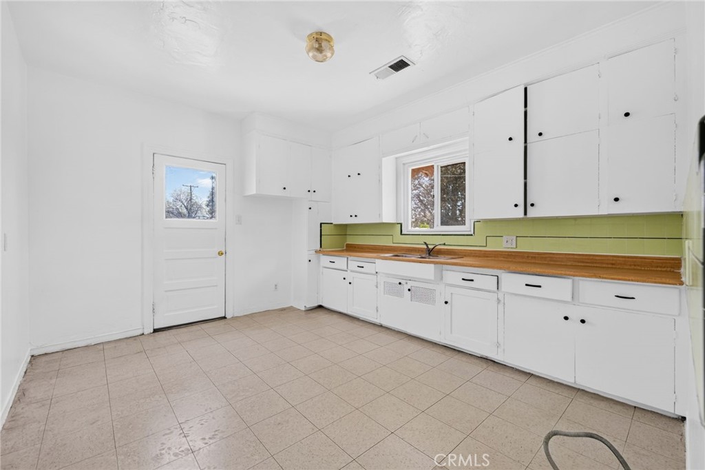 1717 Massachusetts Property Photo 18