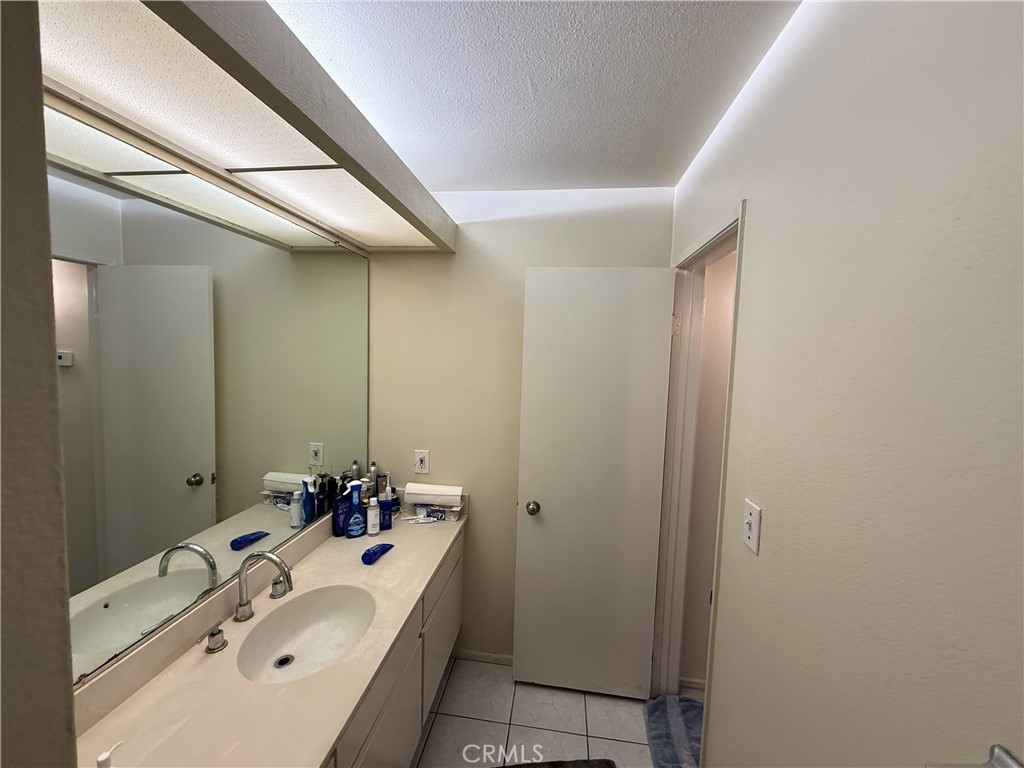 576 N Bellflower Property Photo 2