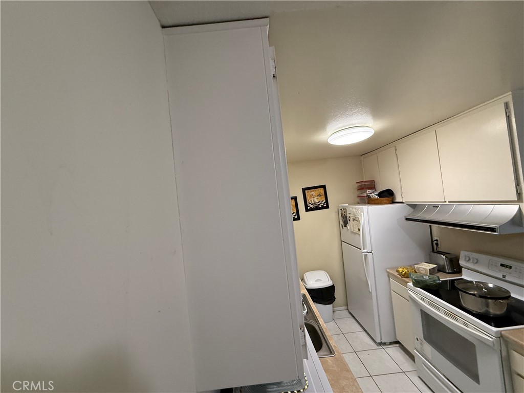 576 N Bellflower Property Photo 4