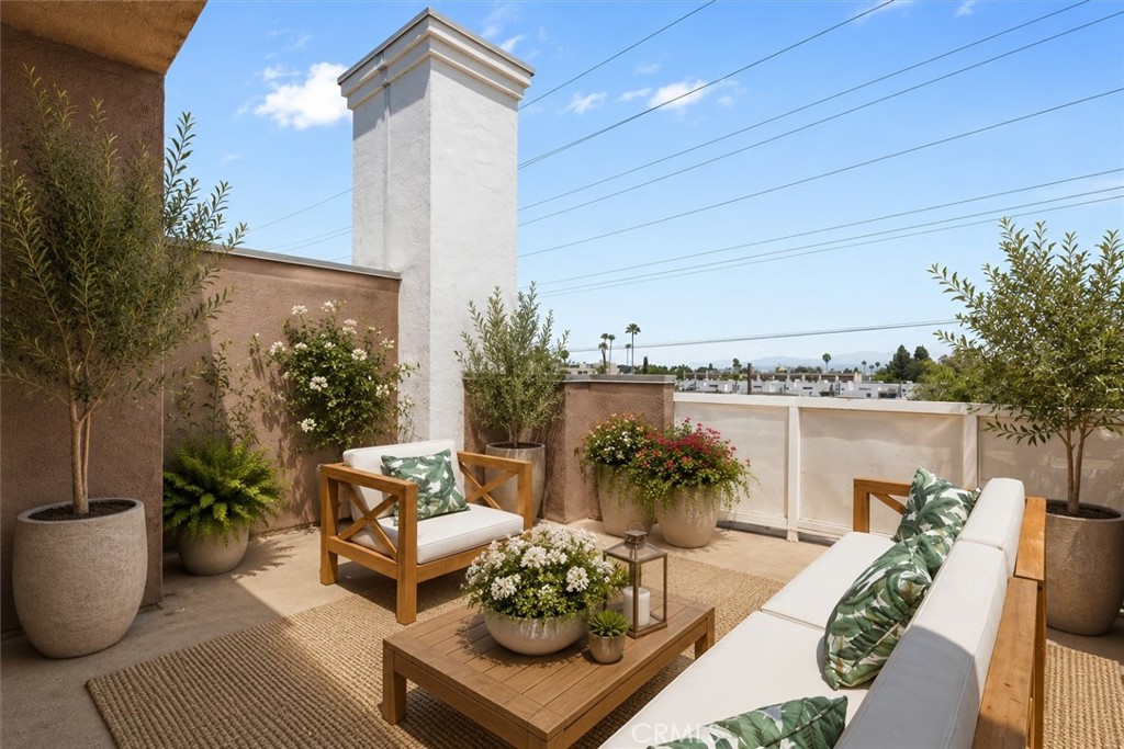 11622 Oxnard Street Property Photo 2