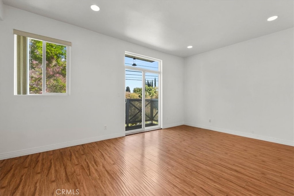 11622 Oxnard Street Property Photo 9