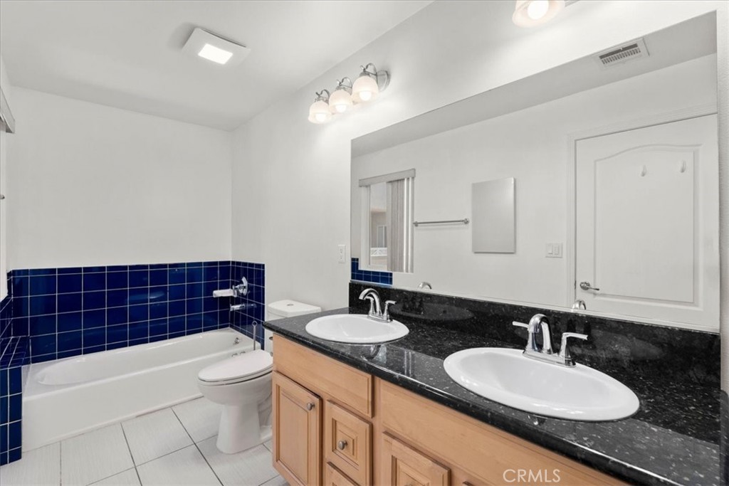 11622 Oxnard Street Property Photo 18