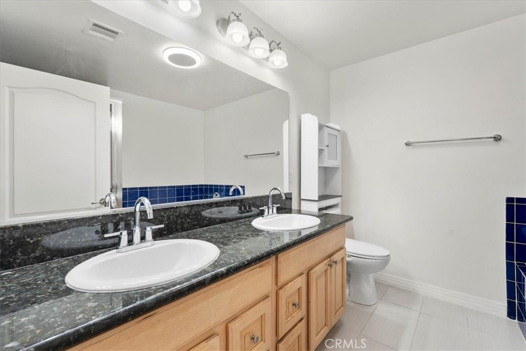 11622 Oxnard Street Property Photo 29