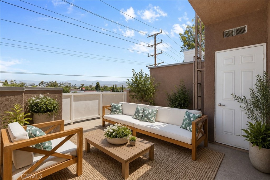 11622 Oxnard Street Property Photo 31