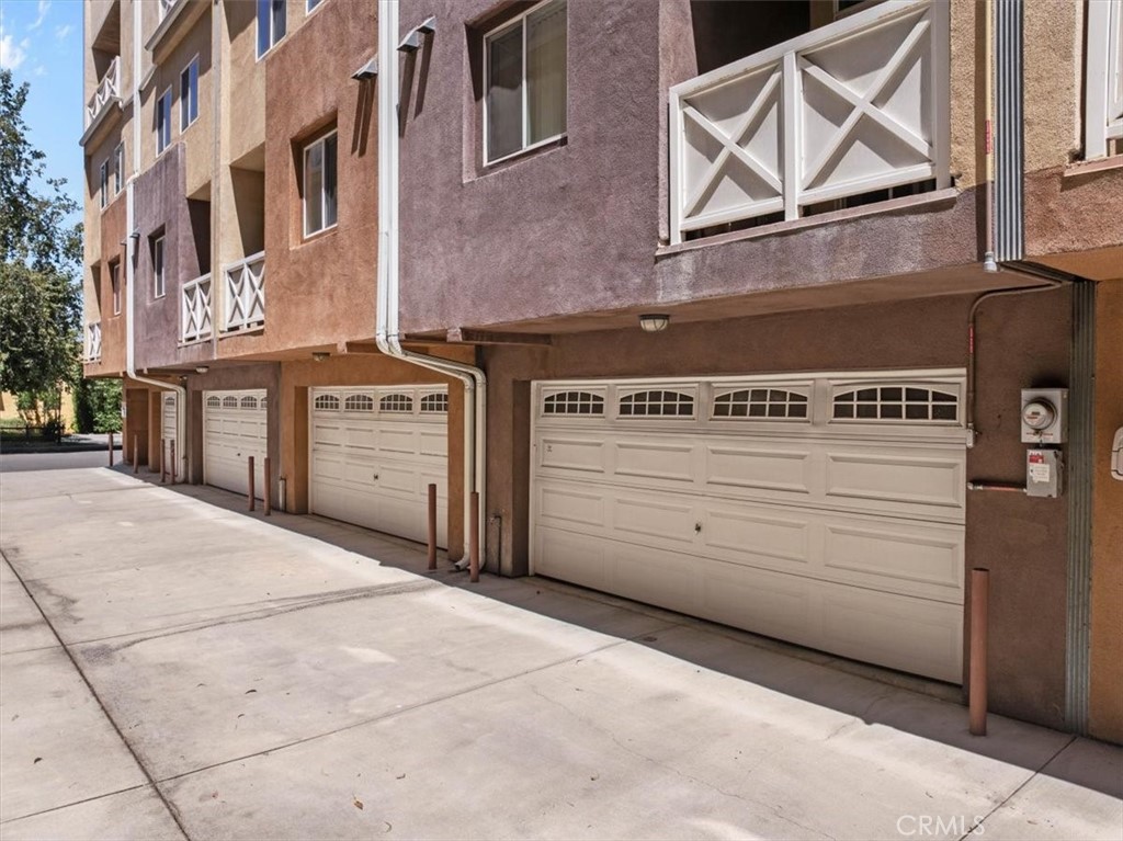 11622 Oxnard Street Property Photo 35