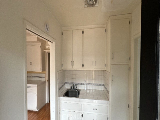 7106 Jellico Avenue Property Photo 8