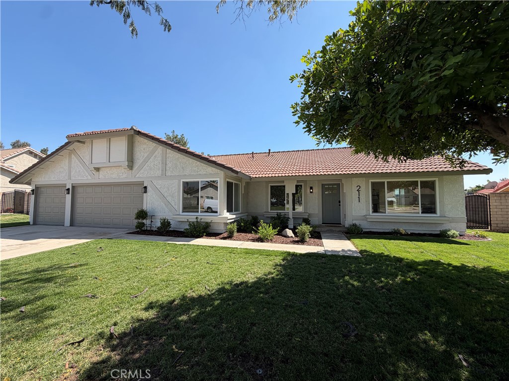 211 W Columbine Avenue Property Photo 1