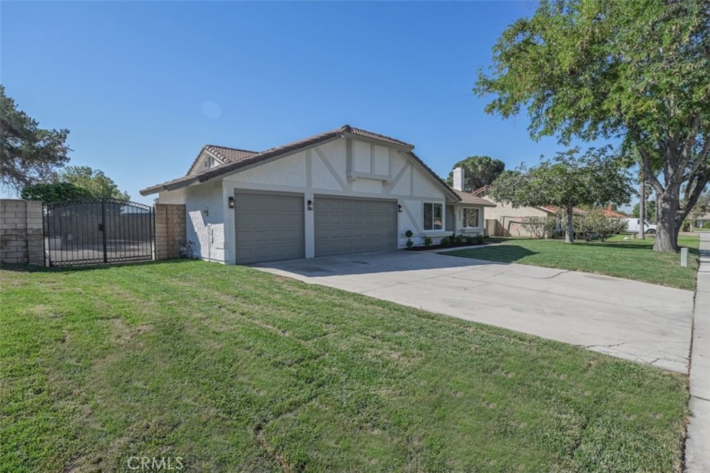 211 W Columbine Avenue Property Photo 3
