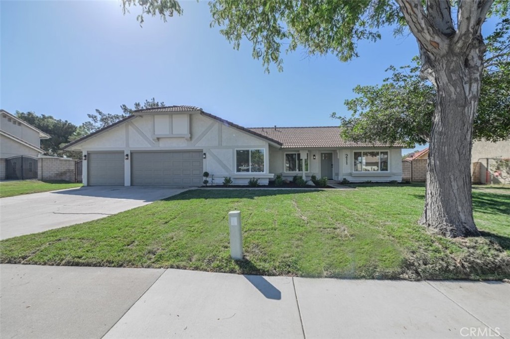 211 W Columbine Avenue Property Photo 4