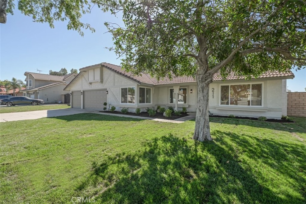 211 W Columbine Avenue Property Photo 5
