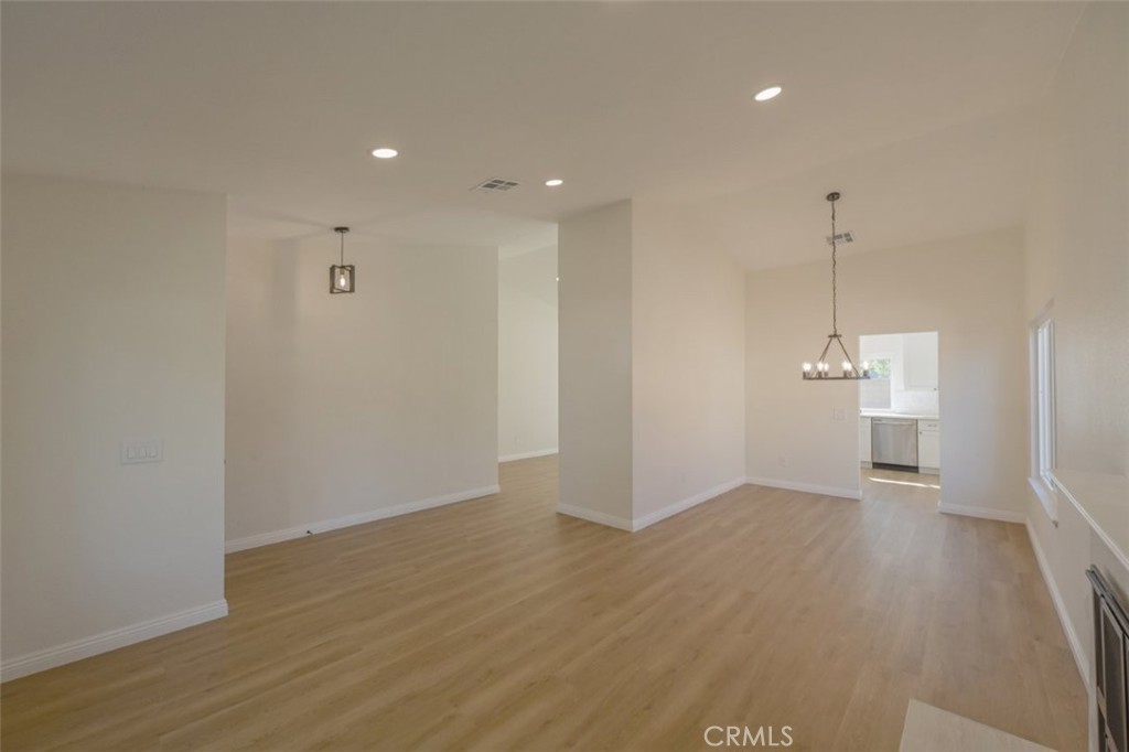 211 W Columbine Avenue Property Photo 8