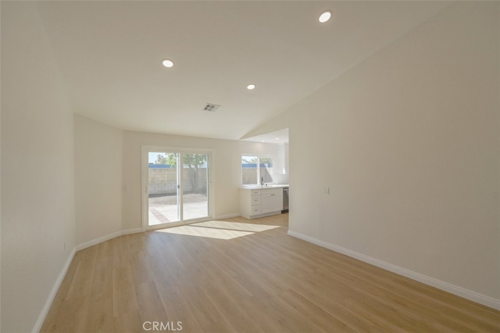 211 W Columbine Avenue Property Photo 16