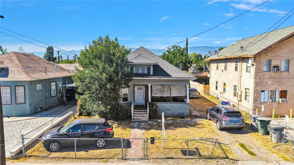 1076 W 5th St Property Photo 1