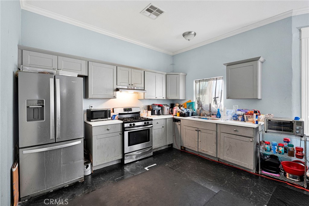 1076 W 5th St Property Photo 10