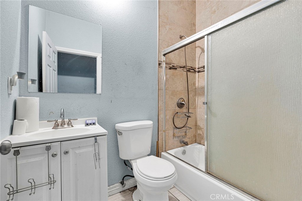 1076 W 5th St Property Photo 15