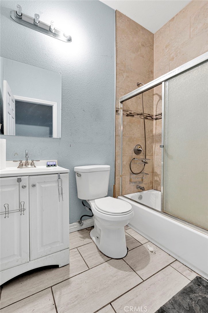 1076 W 5th St Property Photo 16