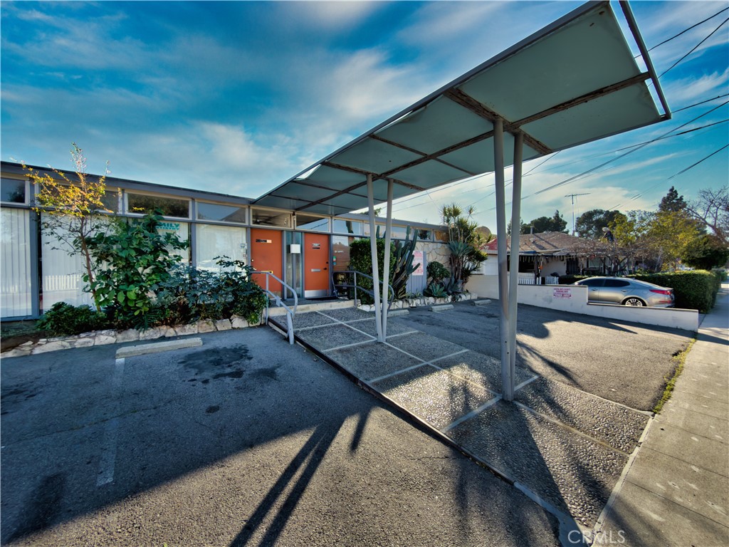 1126 N Flower Property Photo 1