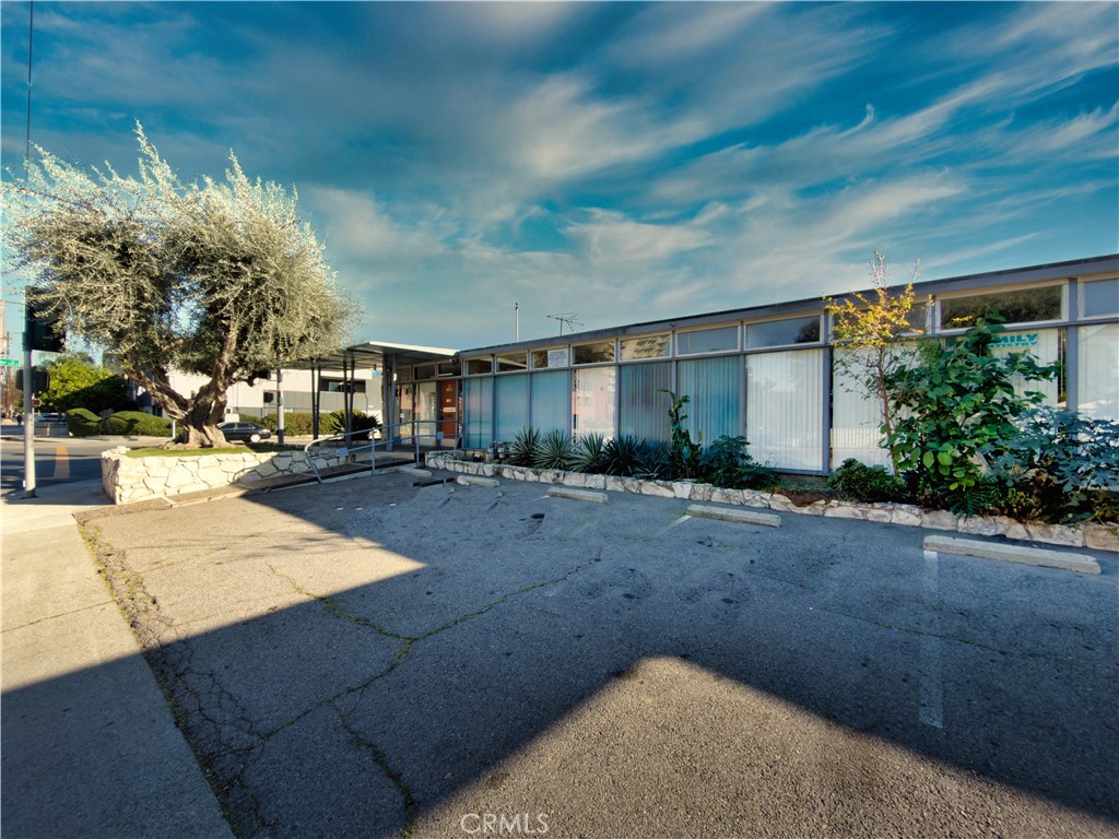 1126 N Flower Property Photo 3