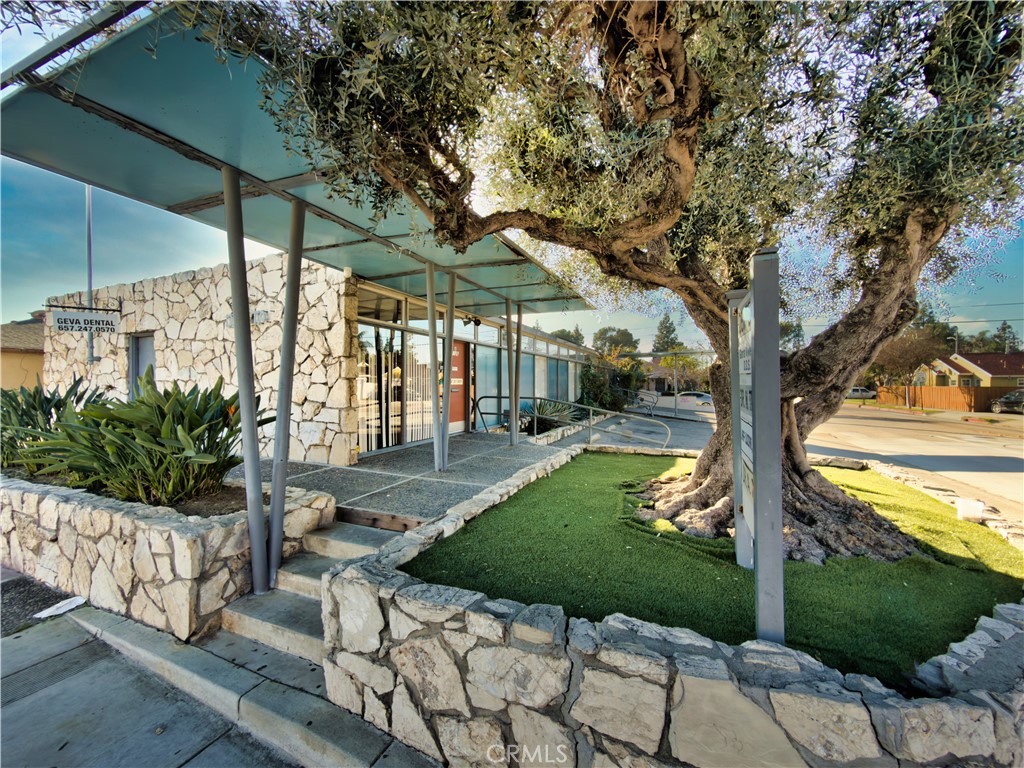 1126 N Flower Property Photo 5