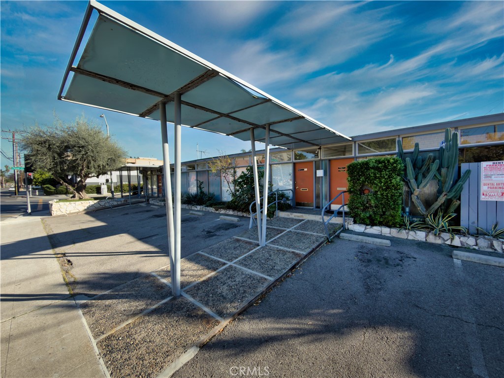 1126 N Flower Property Photo 9