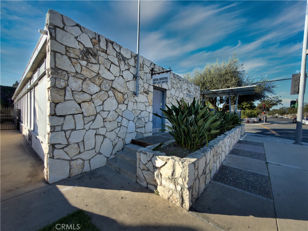 1126 N Flower Property Photo 10